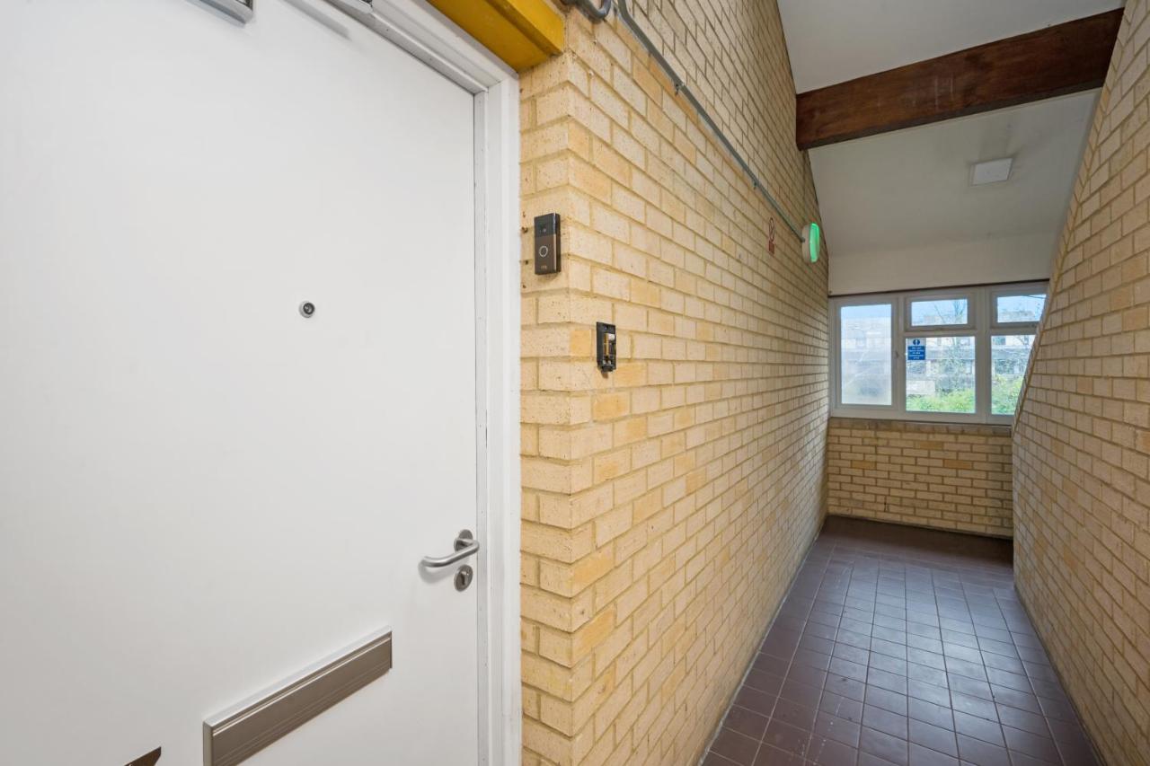 The Randolph 2-Bed MK9 Flat Short- Long-Stay Family & Contractor Friendly Free Parking close to Theatre, Now with lounge - B&B Milton Keynes