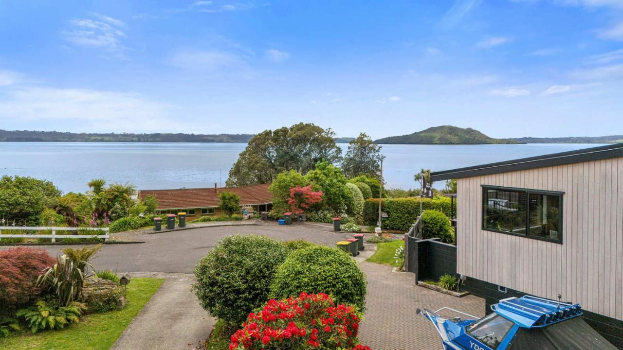 Inn Manahi - Cute One Bedroom with Sun Deck and Great Lake Views - B&B Koutu