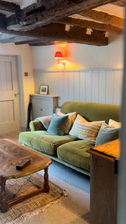 Character Southwell Town Centre Cottage - Walk to Minster, Shops and Cafes - Chambres d'hôtes Southwell