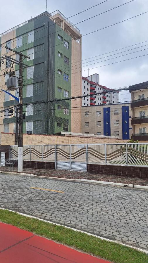 Apartamento Pé na Areia com Garagem no Centro Mongaguá - Bed and Breakfast Mongaguá