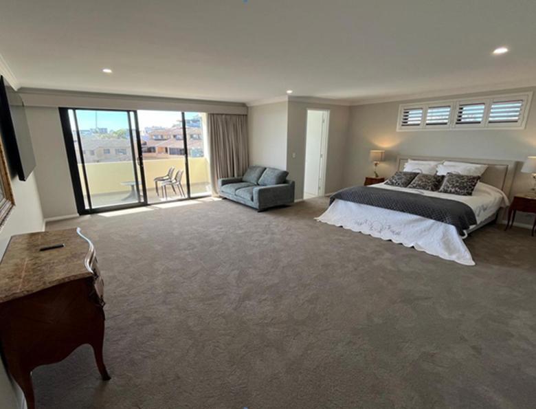 Luxury Suite with Sea View and Bath