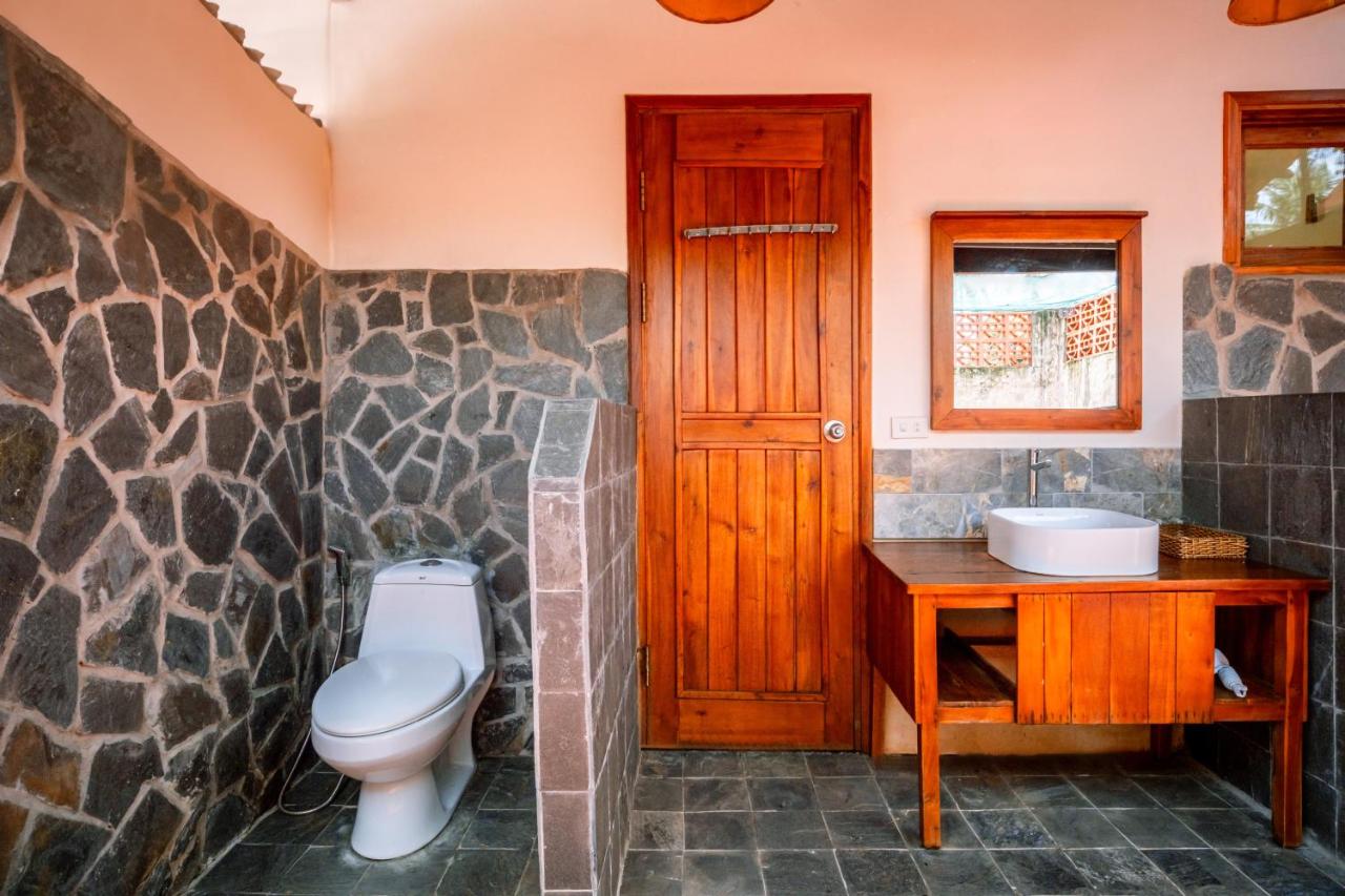 Habitación con cama extragrande y vistas al mar