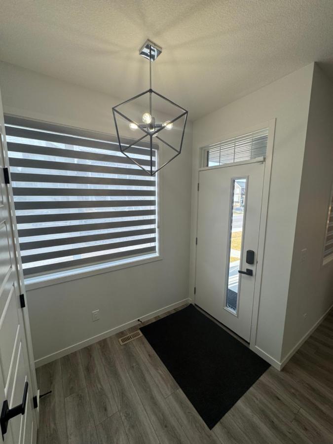 Family-Friendly 3BR Rockies Retreat at Glacier Ridge NW Calgary - Chambres d'hôtes Calgary