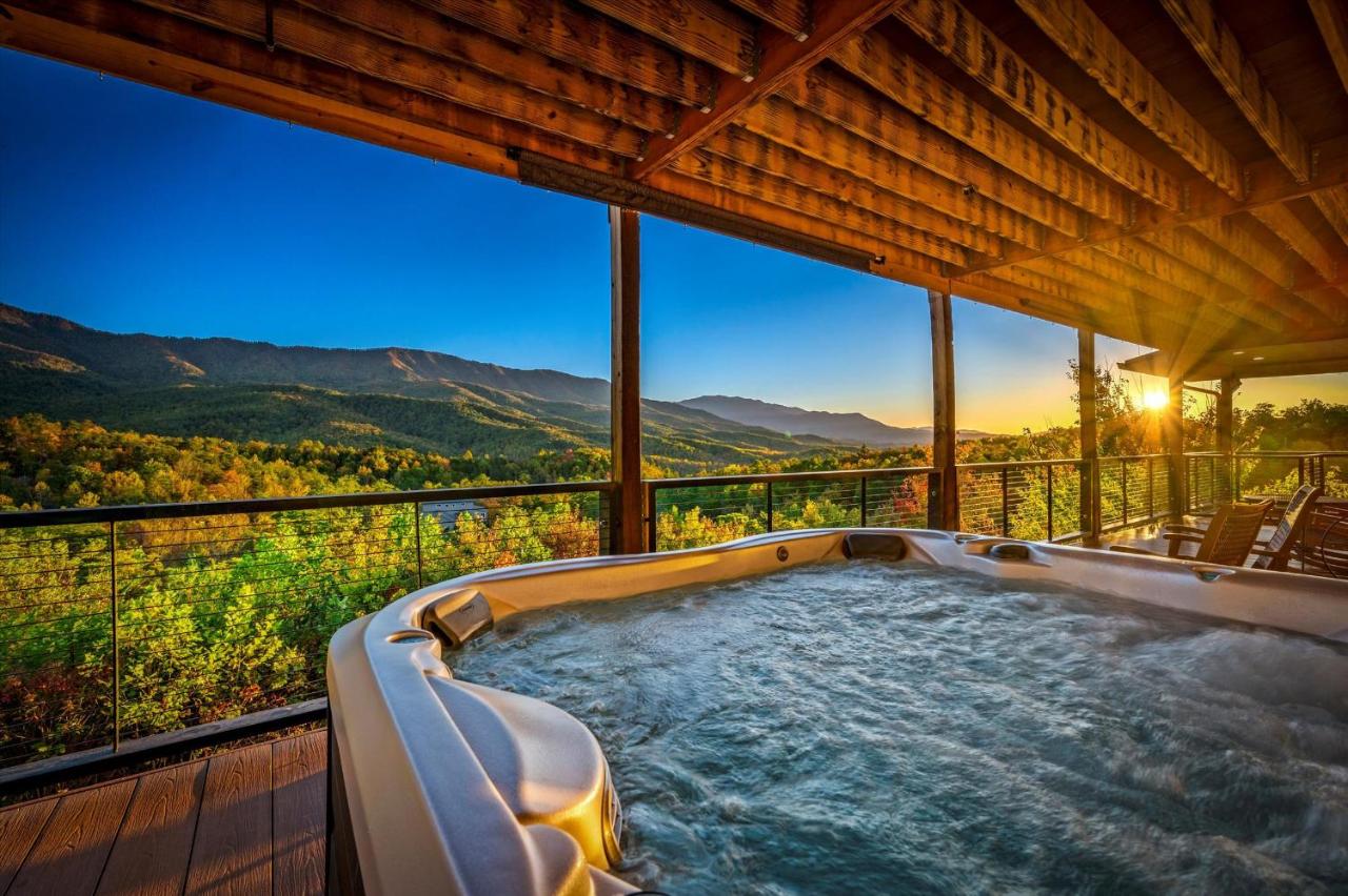 Mountain Melody – Luxe 4-Bedroom Retreat - VIEWS, 2 Hot Tubs, Chefs Kitchen, Game Room - Ferienwohnung Gatlinburg