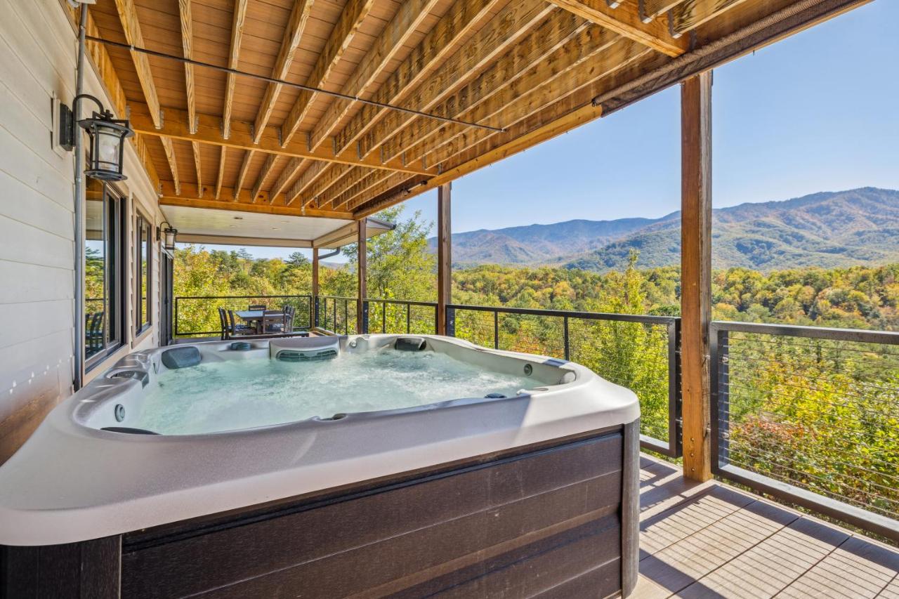 Mountain Melody – Luxe 4-Bedroom Retreat - VIEWS, 2 Hot Tubs, Chefs Kitchen, Game Room - Ferienwohnung Gatlinburg