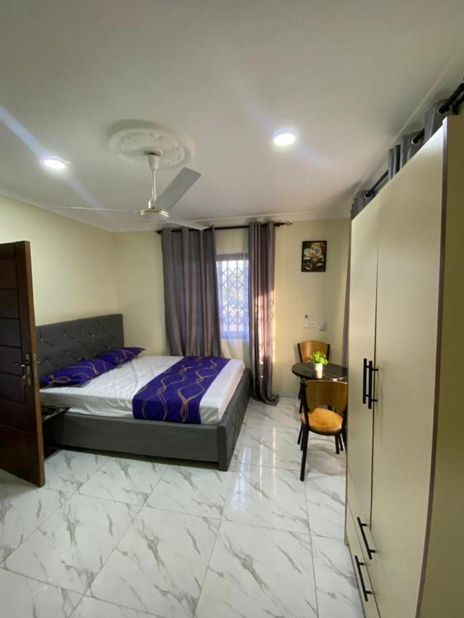 Nick Jaaks Courtyard-Single Room - Bed and Breakfast Accra