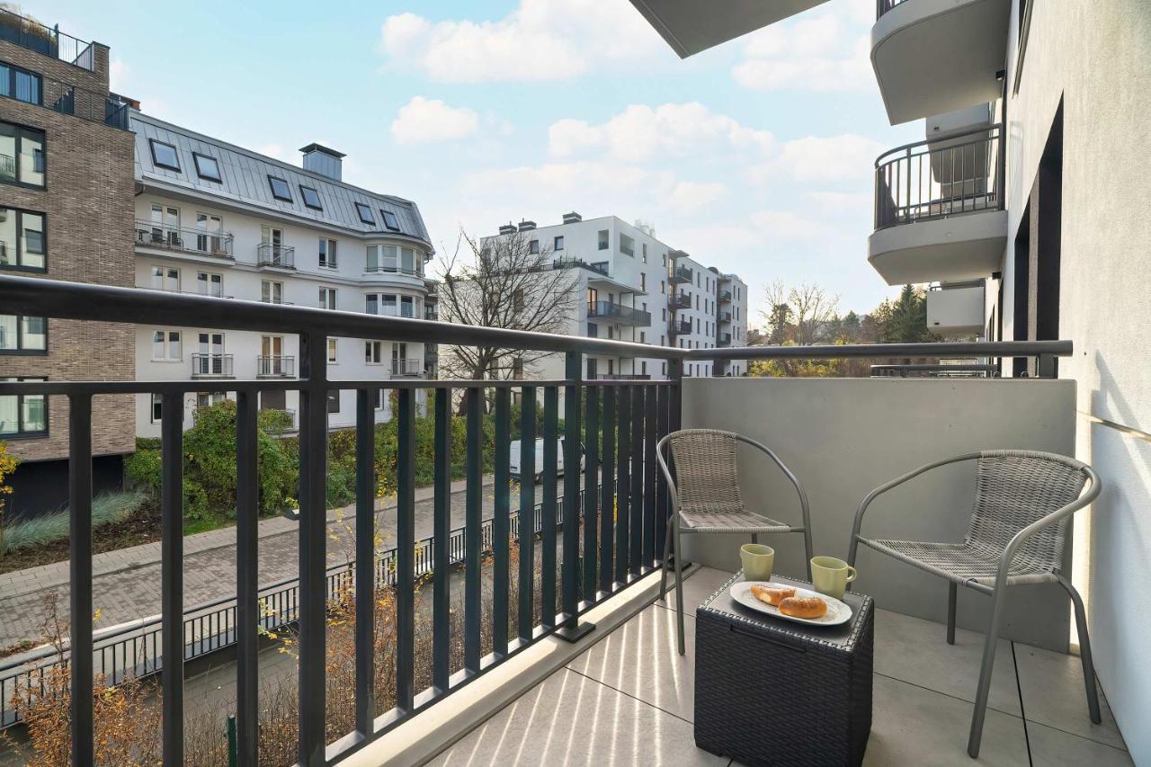 Spacious Apartment with Functional Interiors Parking & Balcony by Noclegi Renters - B&B Sołacz