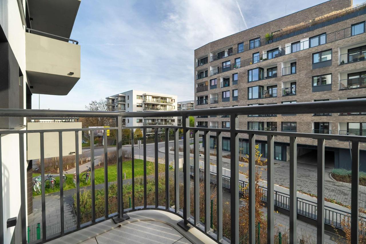 Spacious Apartment with Functional Interiors Parking & Balcony by Noclegi Renters - Bed and Breakfast Poznań