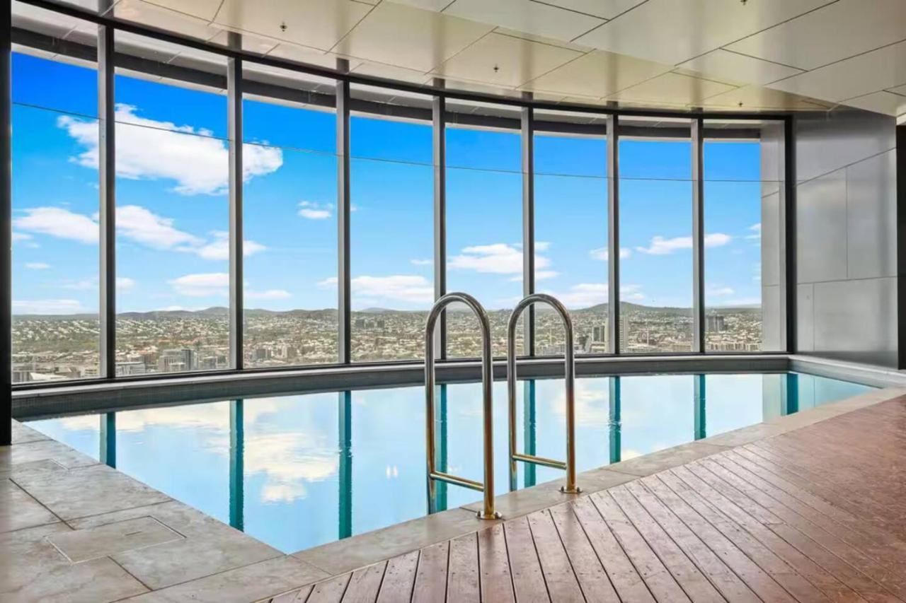 Skytower 72nd Floor 3BR with Parking, Pool and Gym - Bed and Breakfast Brisbane