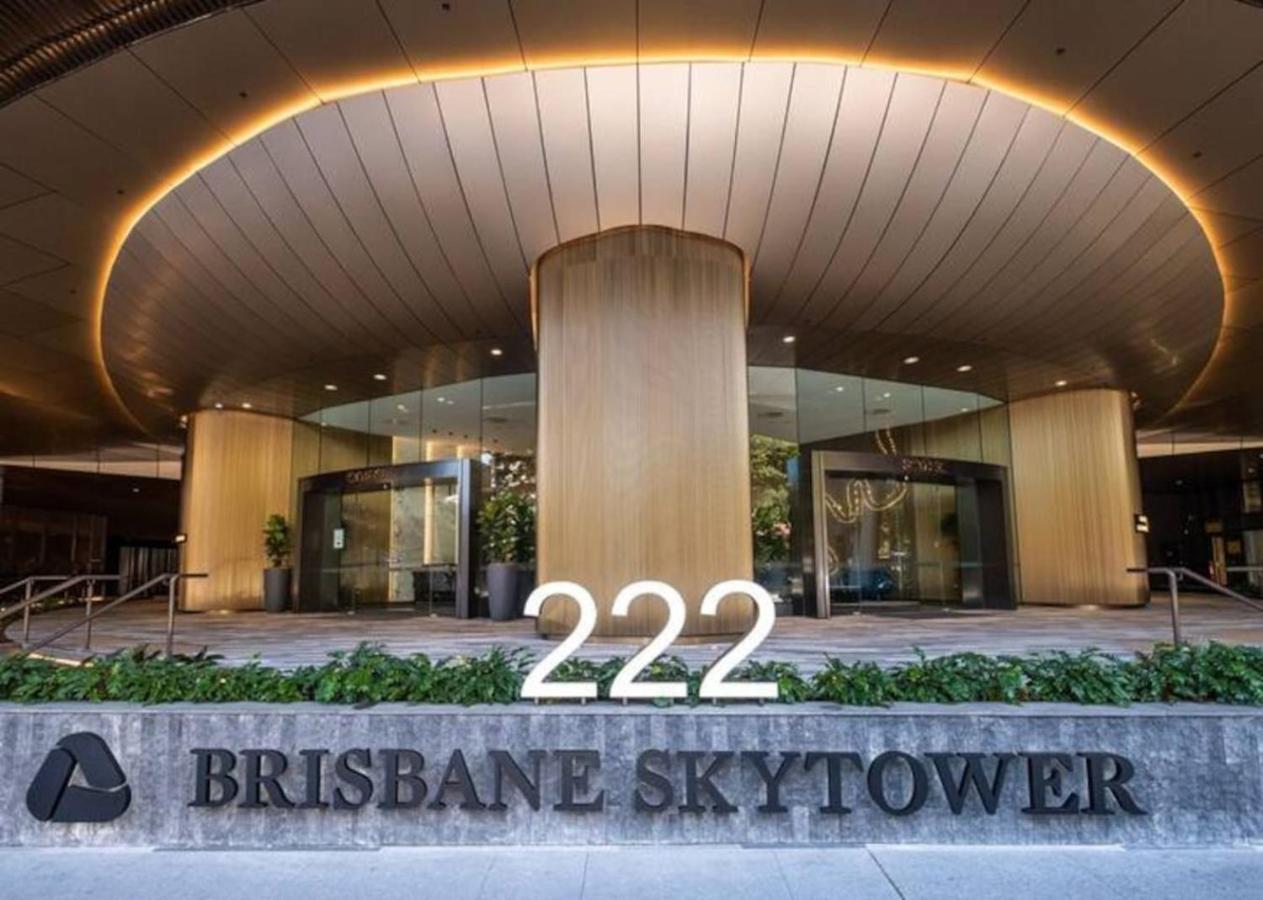 Skytower 72nd Floor 3BR with Parking, Pool and Gym - Bed and Breakfast Brisbane