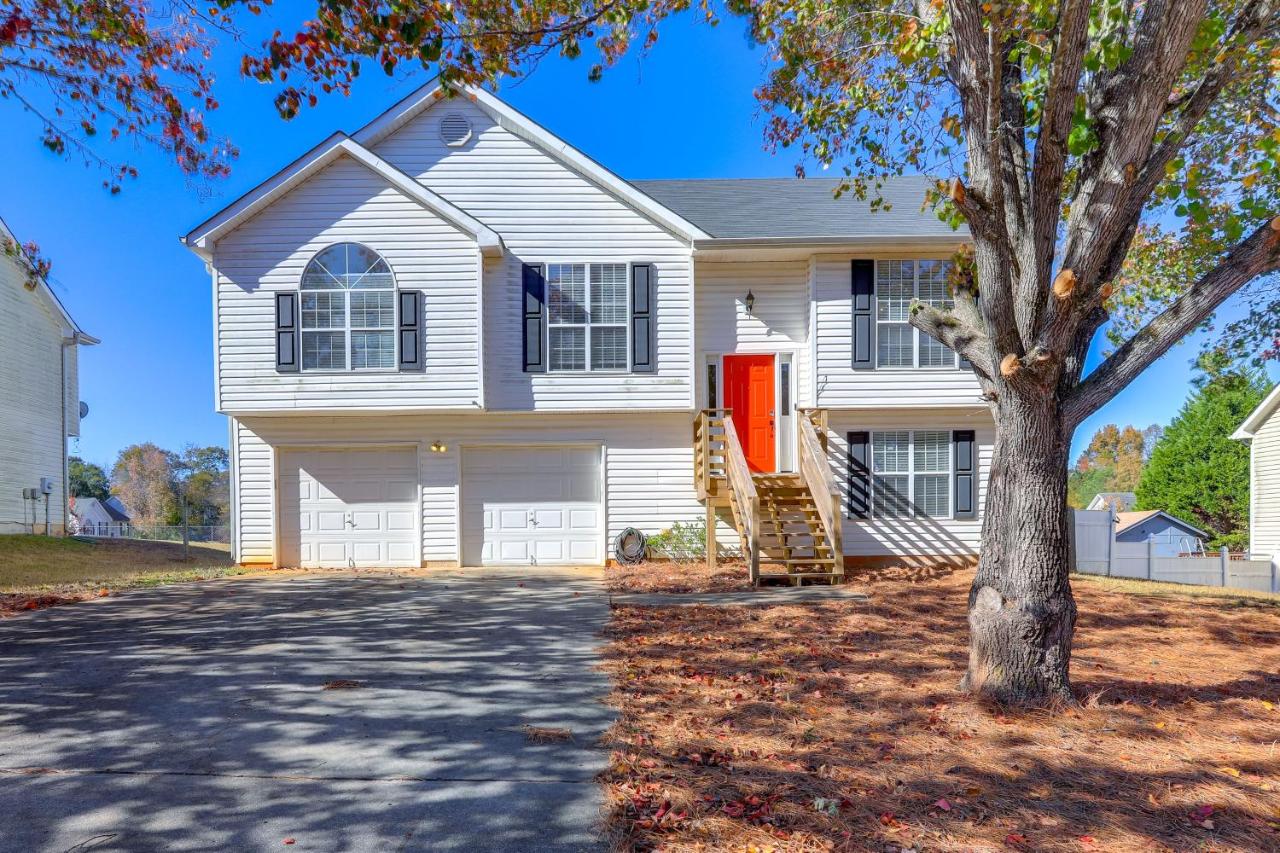 2 Mi to Town: Bright Home w/ Deck in McDonough! - Chambres d'hôtes McDonough
