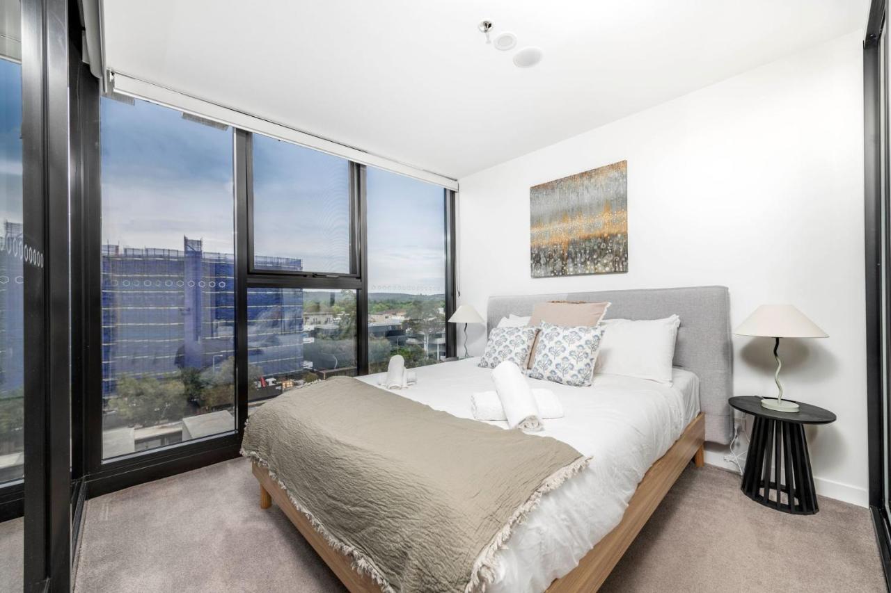 Midnight in Braddon Stylish City Escape & Parking - B&B Broughton Vale