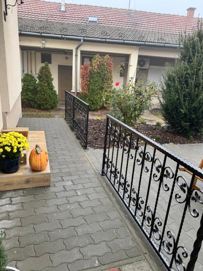 Eötvös Apartman - Bed and Breakfast Cegléd