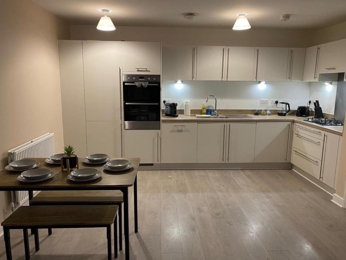 2 Bed Apartment Free Parking Close to Gatwick - Chambres d'hôtes Copthorne