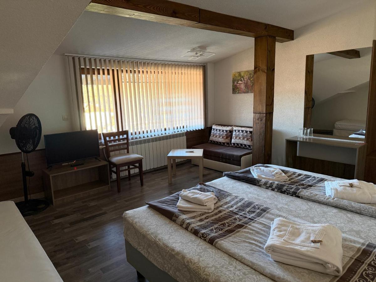 Dreibettzimmer mit Bergblick