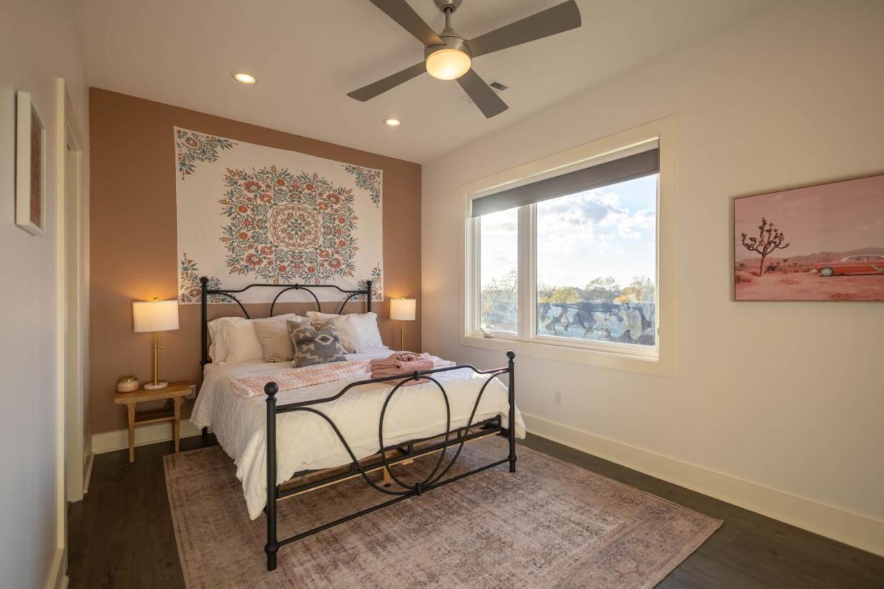 Sparkly Boots and Pink Floors Great Location - B&B Nashville