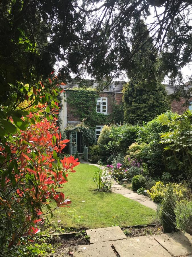 Two bedroomed Cosy cottage close to Wakefield and motorway networks Ideal for long stays and contractors - B&B Kirkhamgate