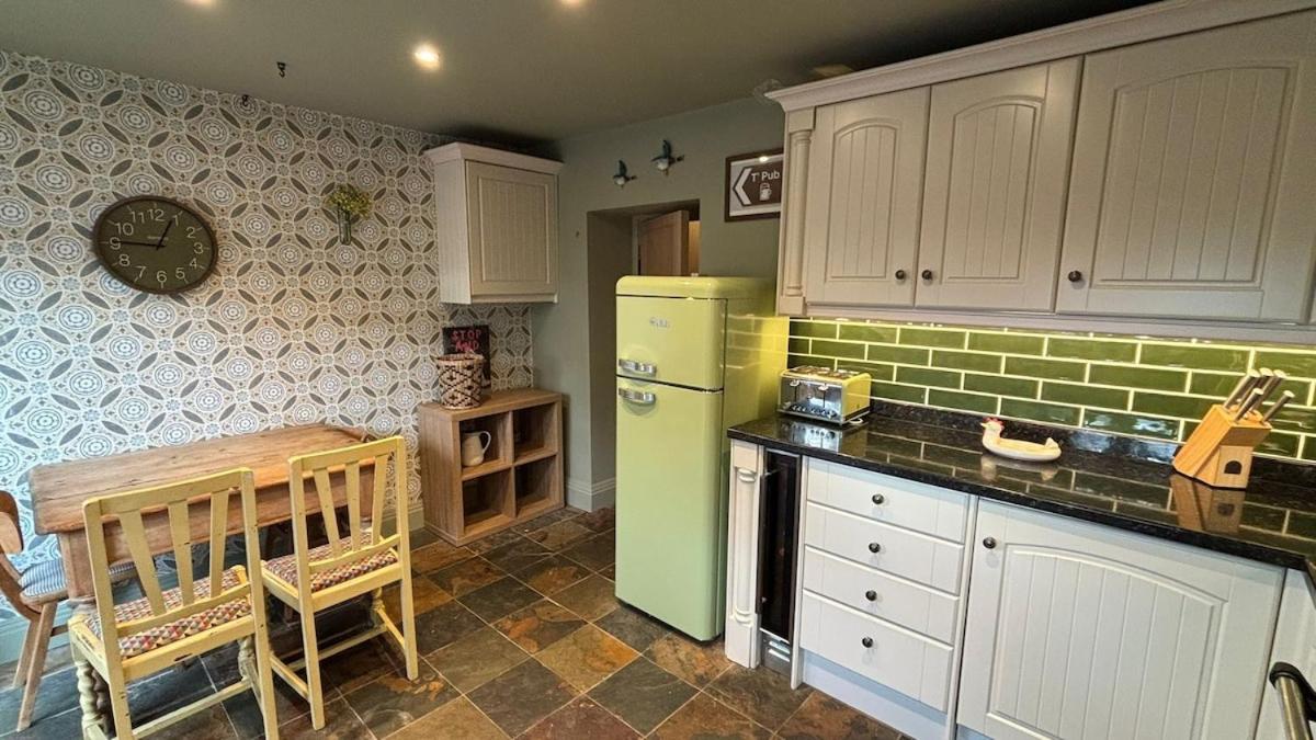 Two bedroomed Cosy cottage close to Wakefield and motorway networks Ideal for long stays and contractors - B&B Kirkhamgate