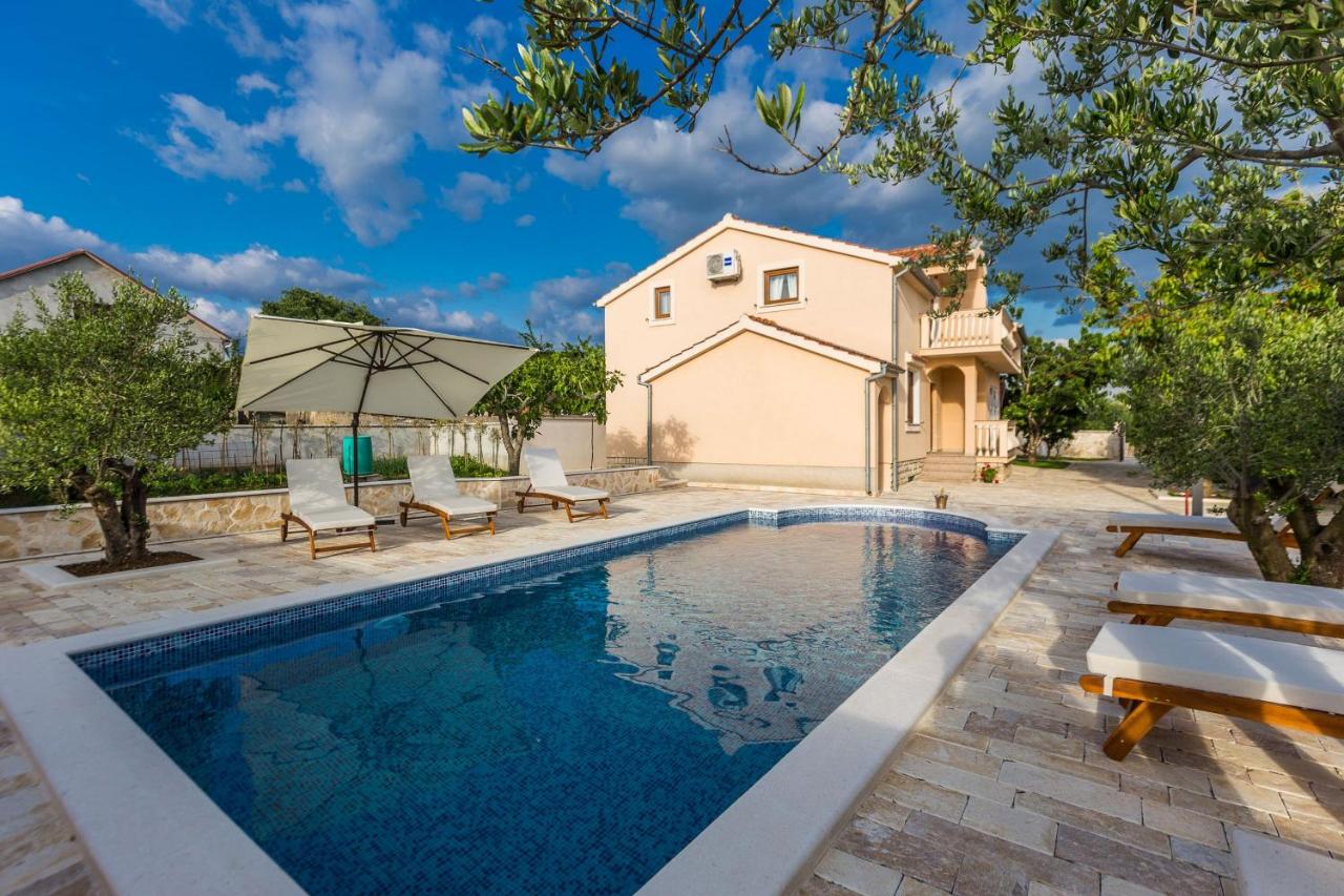 Villa Tina with Swimming Pool, Tennis court, Games room, Sauna, Gym, BBQ - Chambres d’hôtes Poličnik