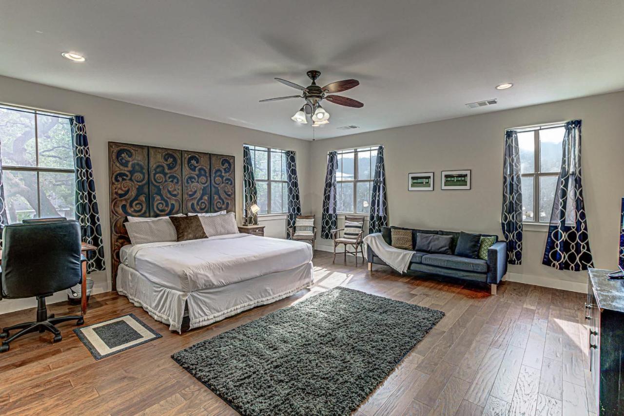 Charming 2BD - Billiards Near Lady Bird Lake & DT - B&B Austin