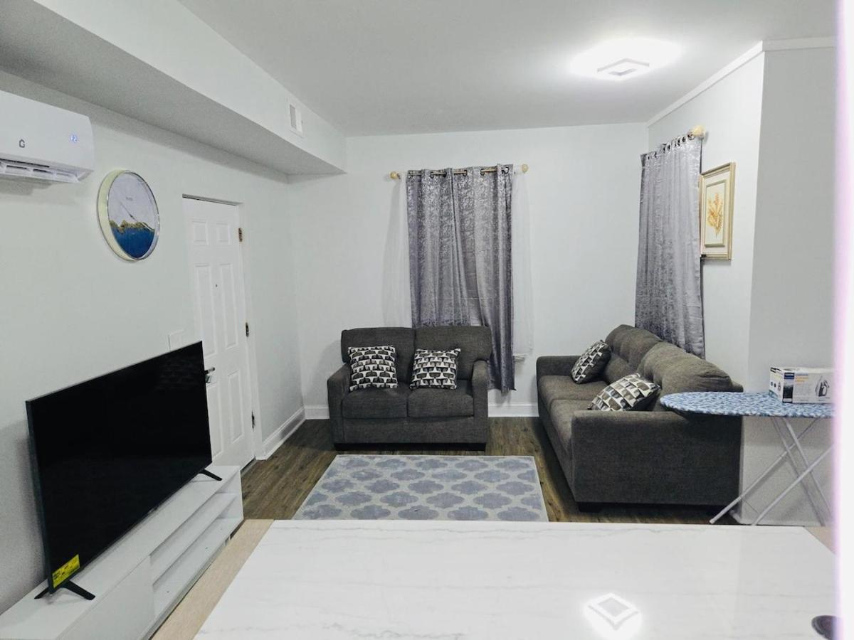 Home away from home 5 minutes away EWR Airport - B&B Elizabeth