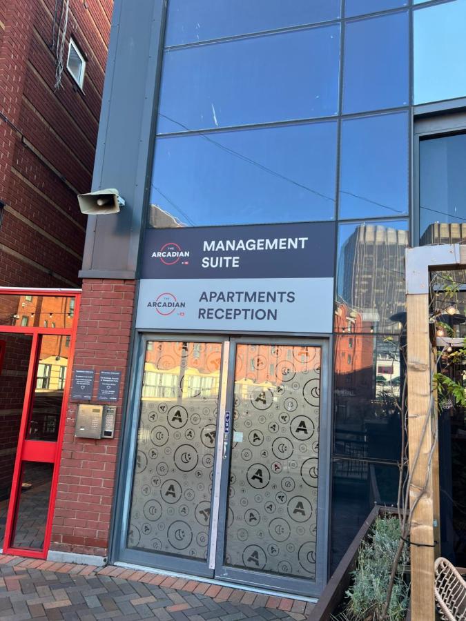 Nexus - Top Floor City Views, Balcony & Parking - Bed and Breakfast Birmingham