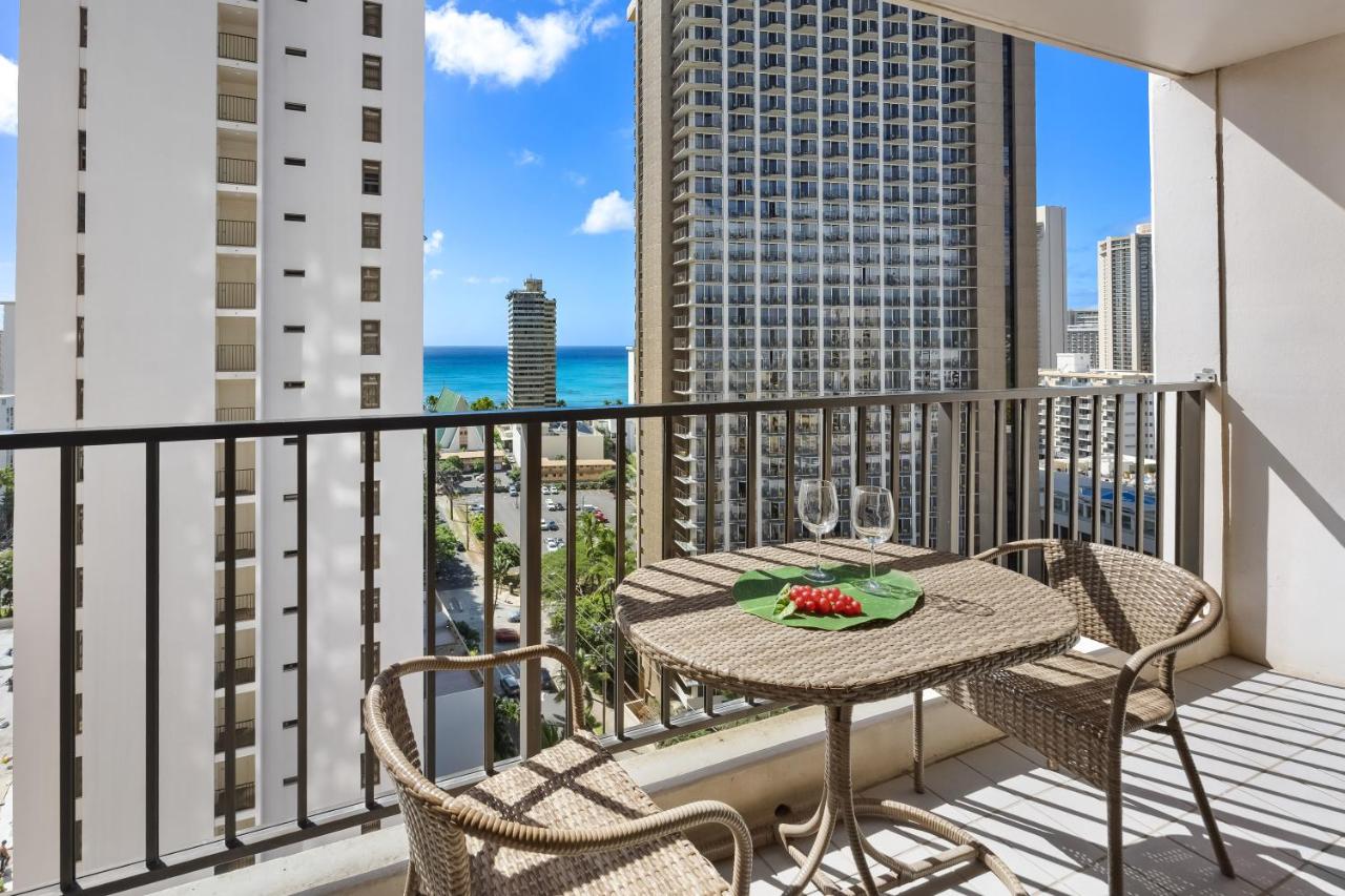 19th-floor newly remodeled condo with lanai, pool & beach access - B&B Honolulu