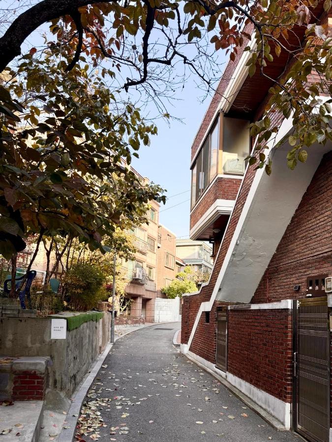 Itaewon Namsan House Free Hanbok Experience for Couples 10-min walk to Namsan Park 15-min walk to Noksapyeong Station - Chambres d'hôtes Séoul