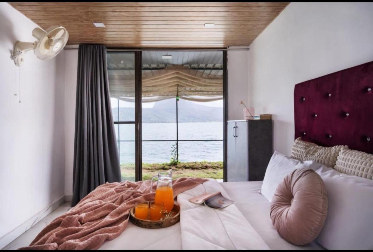 Lake View Infinity Pool Villa With Luxurious Lake Facing Rooms - B&B Lonavla