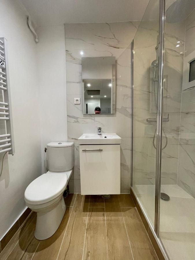 Grande maison rénovée, 10 pers, métro 7 min, Paris centre 20 min, supermarché 100 m - B&B Romainville