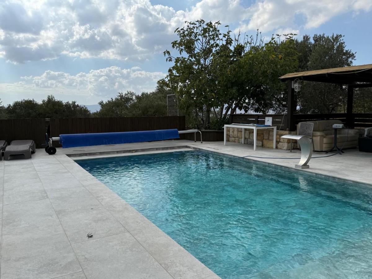 גרין פארק - קוטג' מהמם עם בריכה מחוממת וג'קוזי בעין קנייא - Bed and Breakfast ‘Ein Qunīya