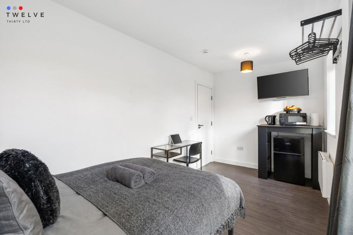 Bright & Modern Room in Brixton - Shared Bathroom - Bed and Breakfast Londen