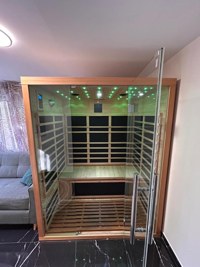 la suite prestige avec SPA SAUNA NETFLIX JARDIN - B&B Champigneulles