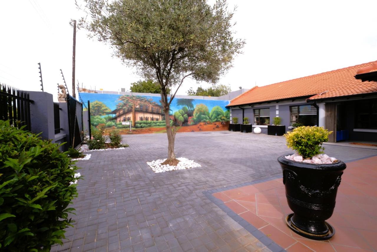 The Hemingway House 14 Resort Pool - B&B Benoni