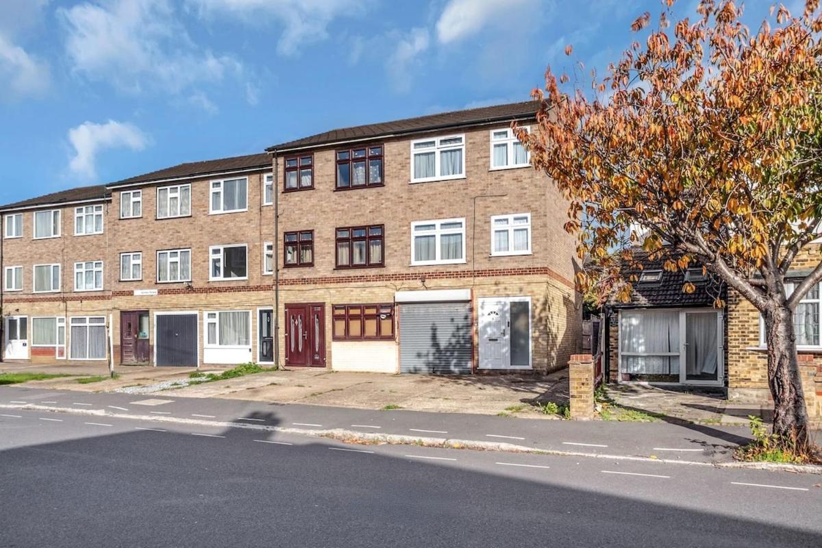 Bella Homes-Spacious 4 bedroom Modern Town house Romford - B&B Romford