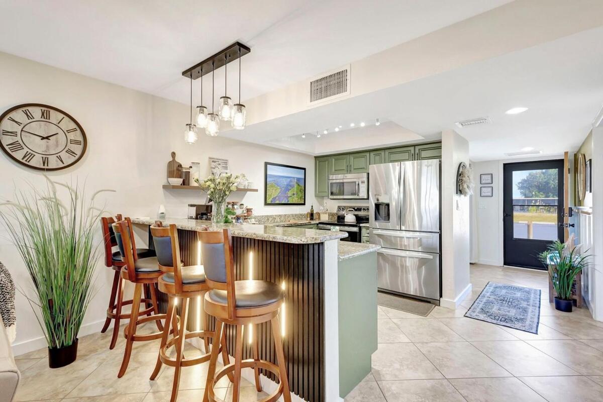 The Gator Escape -Poolside Condo walk to Tiki Bar - B&B Clewiston