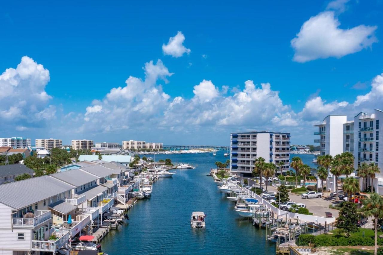 Red Hot Retreat - Updated Holiday Isle Townhome on the Destin Harbor - B&B Destin