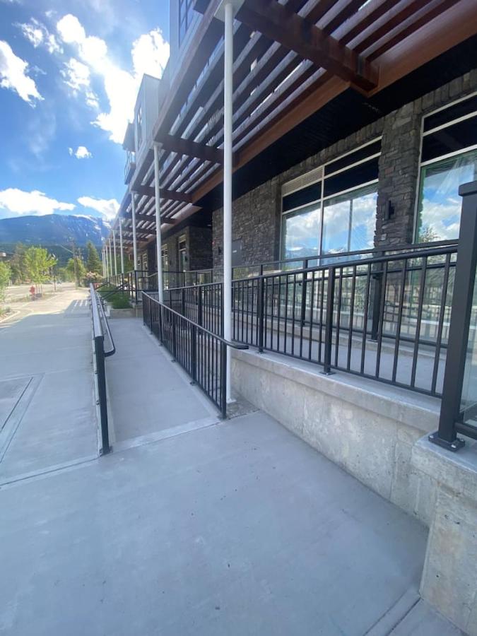 Stylish 2BR Golden Getaway with BBQ and Stunning Views - Bed and Breakfast Golden