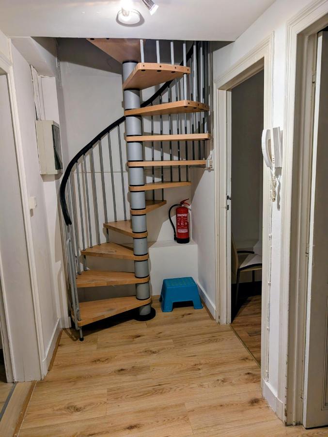 Duplex 3BR apartment near supermarkets & metro - Bed and Breakfast Brussel