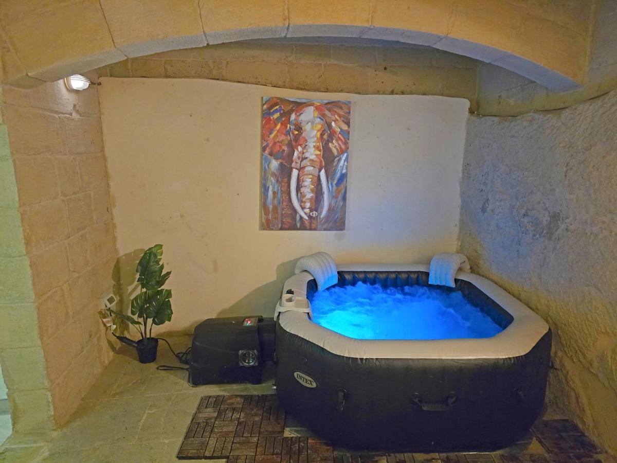 Traditional Maltese 2-Bedroom Home with Private Hot Tub - Steps Away from Valletta - B&B Floriana