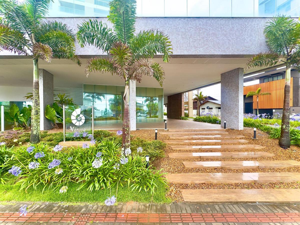 Apartamento em condomínio HOME CLUB, cozinha completa, PISCINA e JACUZZI aquecida, SAUNA, ACADEMIA, quadra de esportes playground infantil, salão de jogos a 40m da PRAIA e 15min do Beto Carreiro - Bed and Breakfast Piçaras