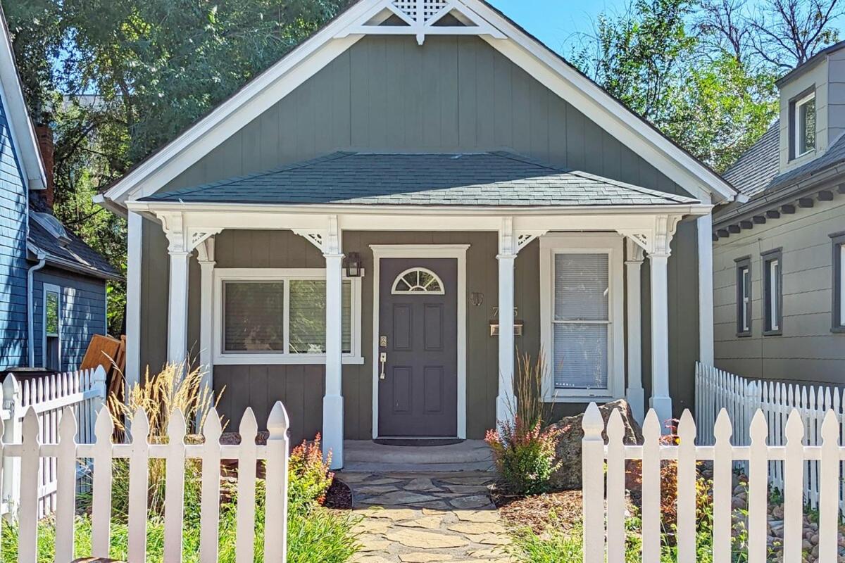 Cozy Downtown Retreat with Private Yard, Fire Pit, Queen Suite, Full Kitchen, Office Space, Fast WiFi, and Easy Walk to Restaurants and Local Trails - B&B Colorado Springs