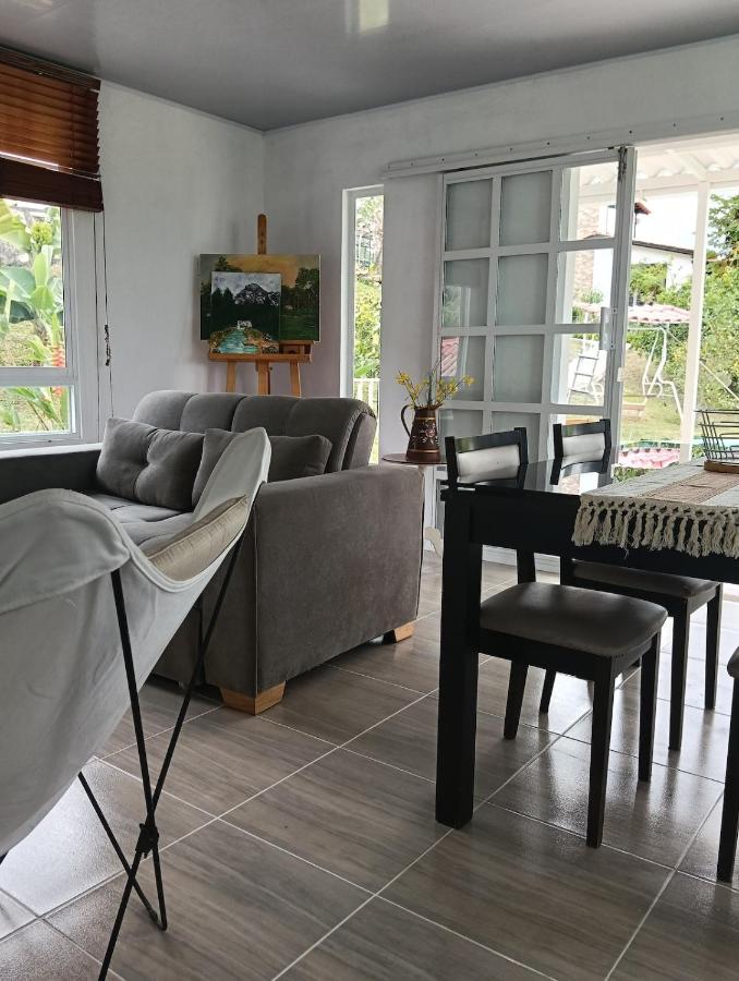 Bella casa de campo con piscina a 20 minutos de Villeta - Chambres d’hôtes Guadual