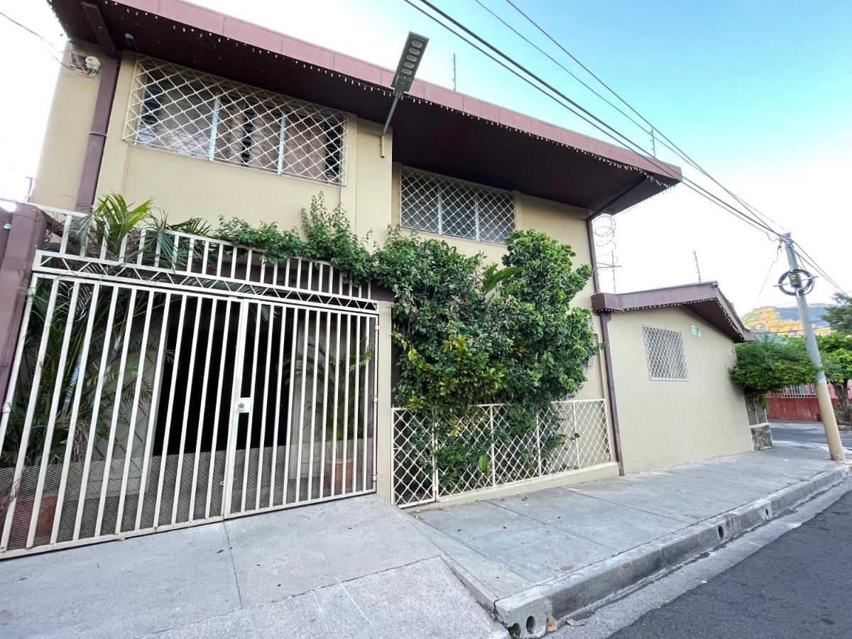 Mountain View Hostel - B&B Santa Ana