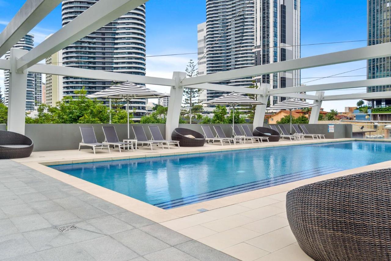 Elegant 2-Bed with Stunning Views, Pool, BBQ, Gym - B&B Gold Coast