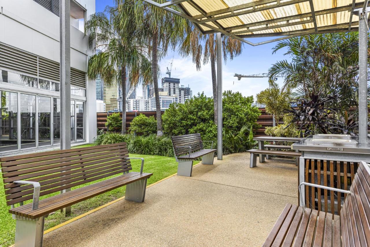 High-Floor 2-Bed CBD Unit With Views & Amenities - B&B Brisbane