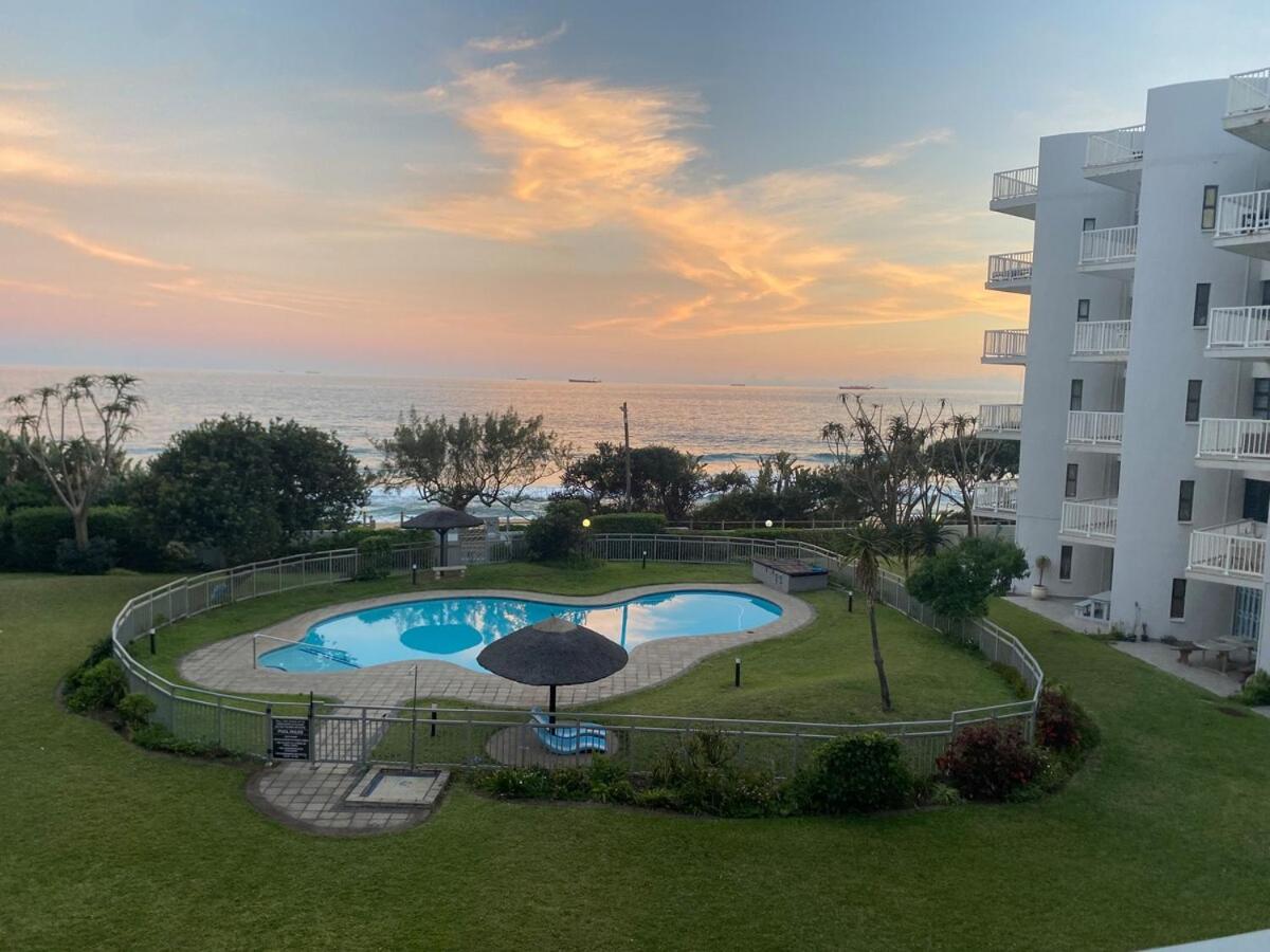 Whale Tale Beachfront Apartment-50m from beach - B&B eMdloti