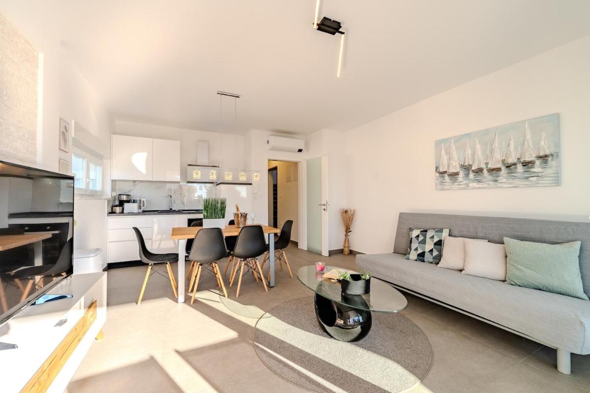 Pelagus, modern city central apartment - B&B Novalja