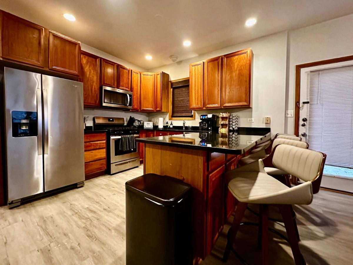 1 Free Parking Sleeps 10 - B&B Chicago