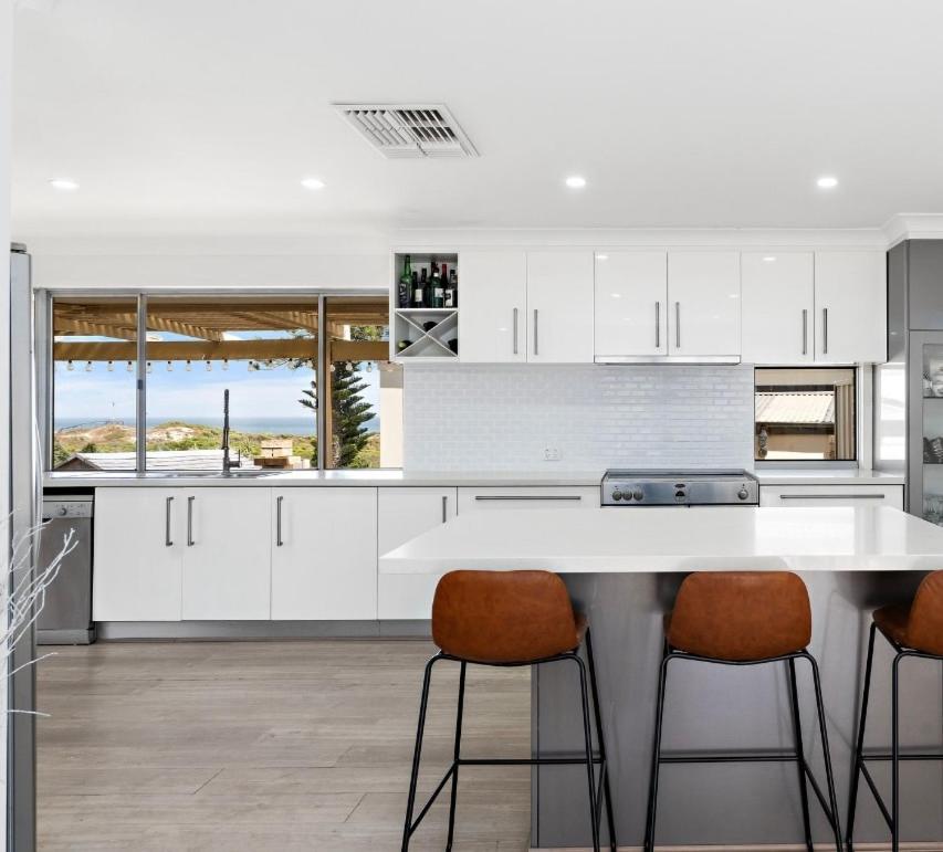 Coastal Retreat with Ocean Views & Beach Walks - B&B Perth